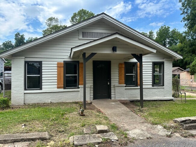 Primary Photo - Home for Rent in North Birmingham **Accept...