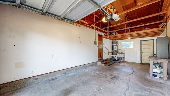 Building Photo - Delightful 2 Bedroom 1 Bath Unit with 1 Car Garage