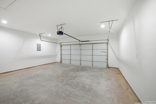 Building Photo - 207 Deer Oaks Dr