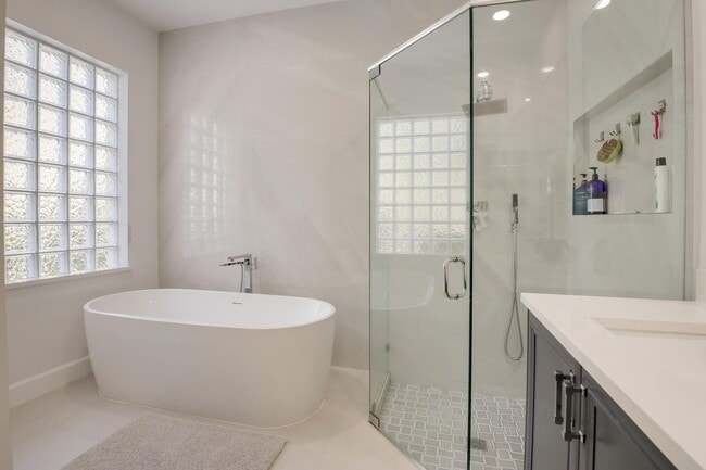 Building Photo - 10894 Bitternut Hickory Ln