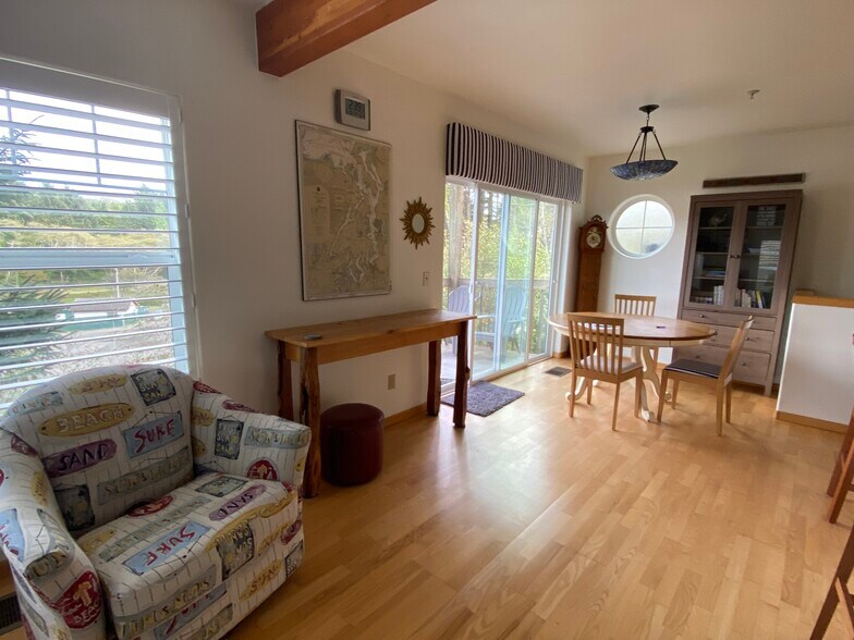 Dining Room & Deck - 425 SE Shell Ave