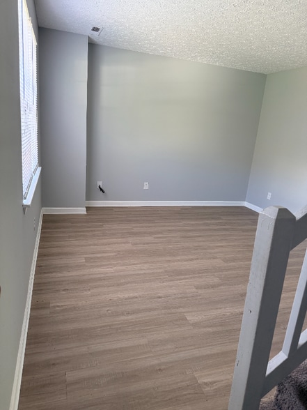 Building Photo - 33 Fonda Dr