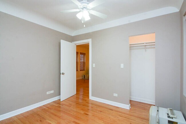 Building Photo - 2922 N Sacramento Ave