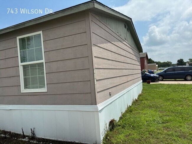 Building Photo - 743 Wilson Dr