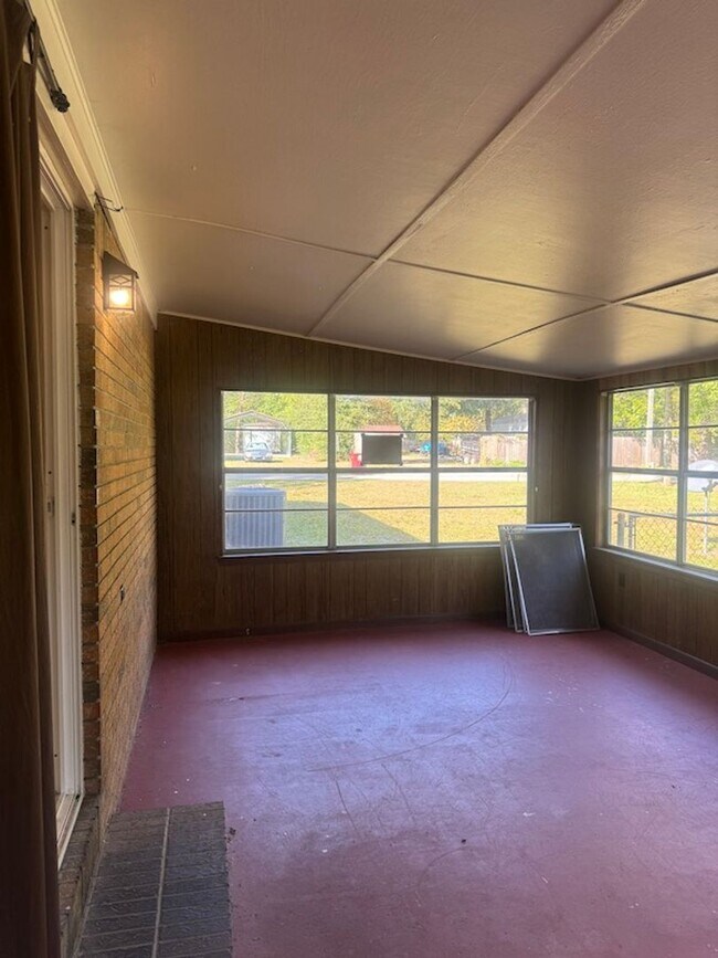 Building Photo - Middle of Town