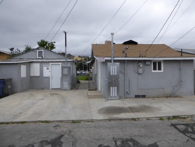 Building Photo - Cozy 1-Bedroom Single-Story Duplex Home in Newhall
