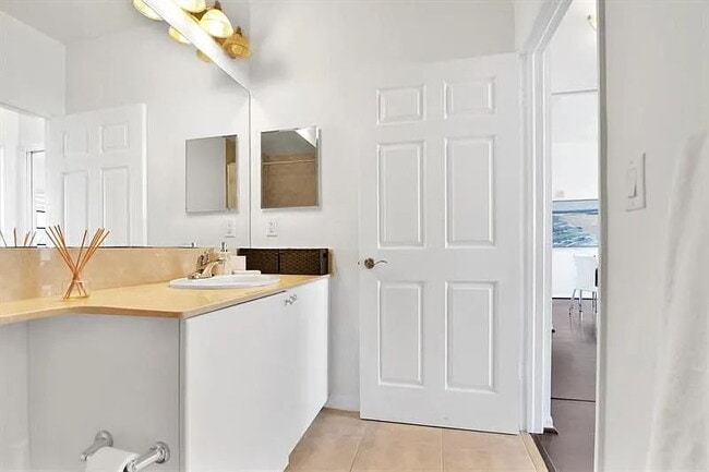 Building Photo - "Chic 1-Bedroom Gem in Prime Boca Raton Location – Ready to Impress!"