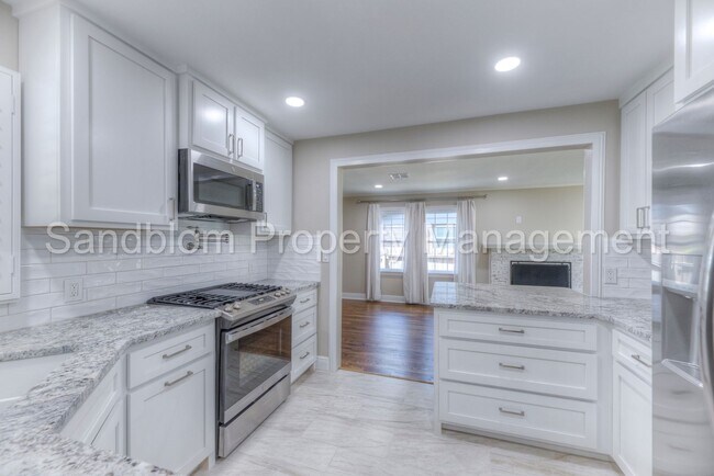 Building Photo - For Lease | Holiday Hills | $2000 Rent Ava...