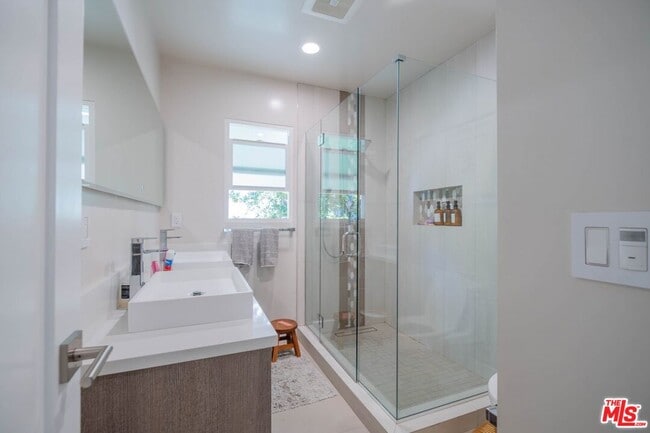 Building Photo - 2760 E Glenoaks Blvd