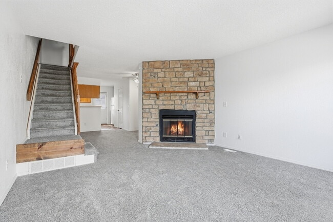 Building Photo - $2,045.95 - 2 Bed, 1.5 Bath Townhome in Centennial with Pool Access