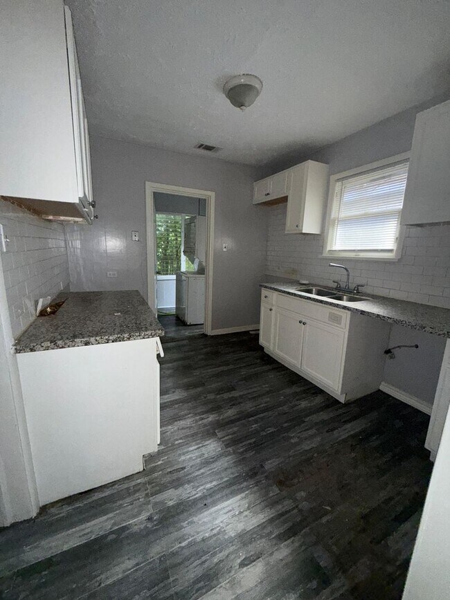 Building Photo - 3012 Live Oak St