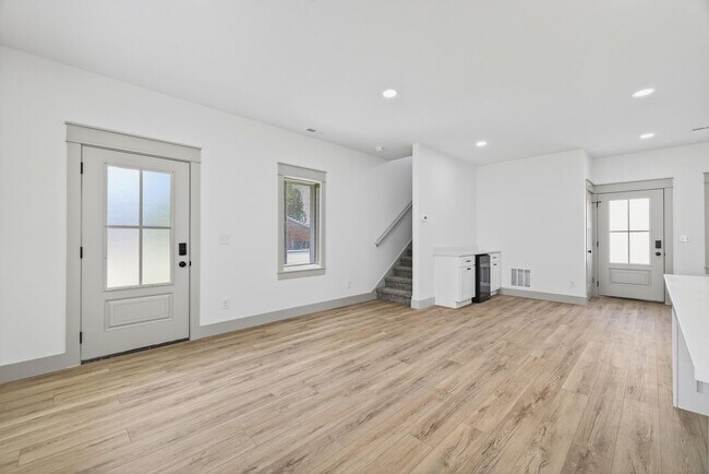 Building Photo - 430 E 10th St