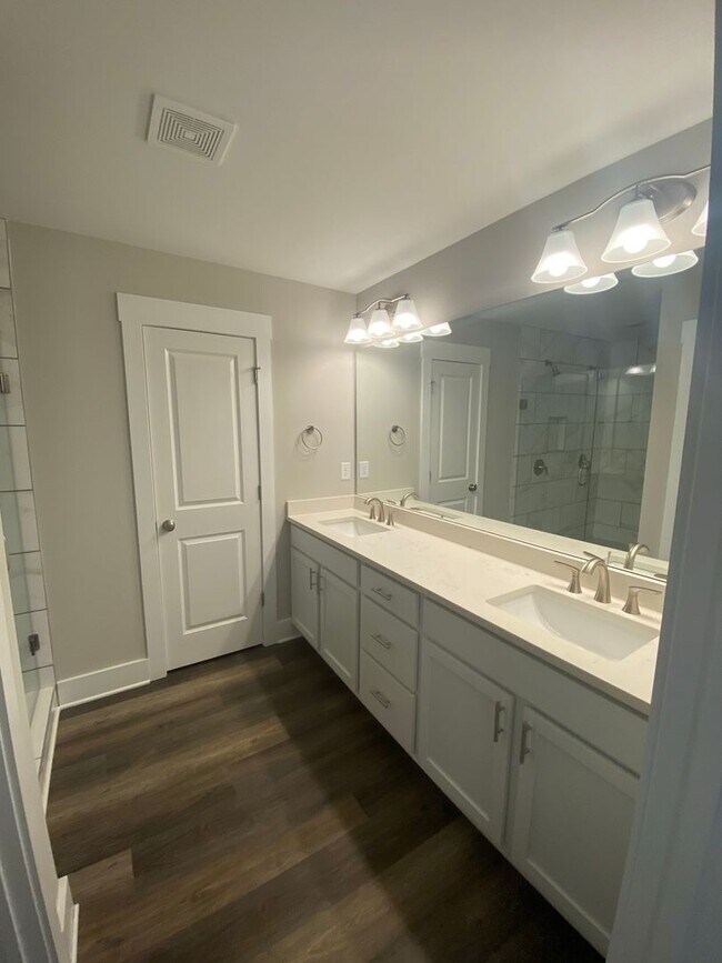 Building Photo - 5 Bed 3 Bath in Stone Mountain!