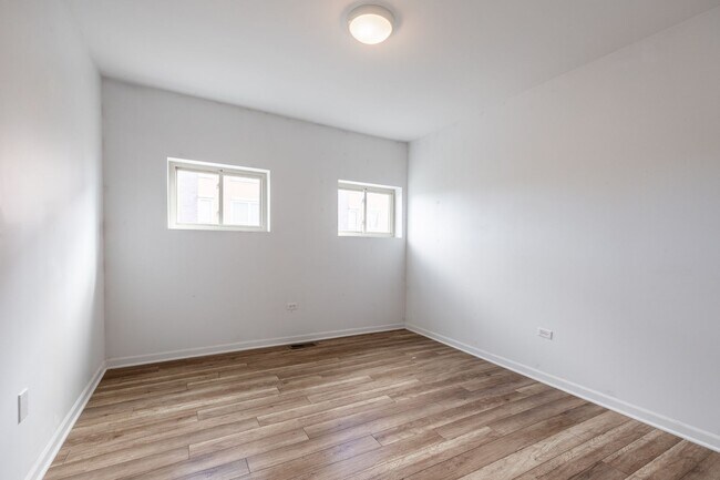 Building Photo - Spacious 2BR/2.5BA Duplex-Up in Humboldt Park with In-Unit Laundry!