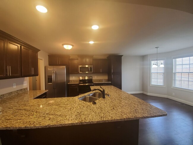Building Photo - $2100 Executive 3 Bed 2.5 Bath with Bonus ...