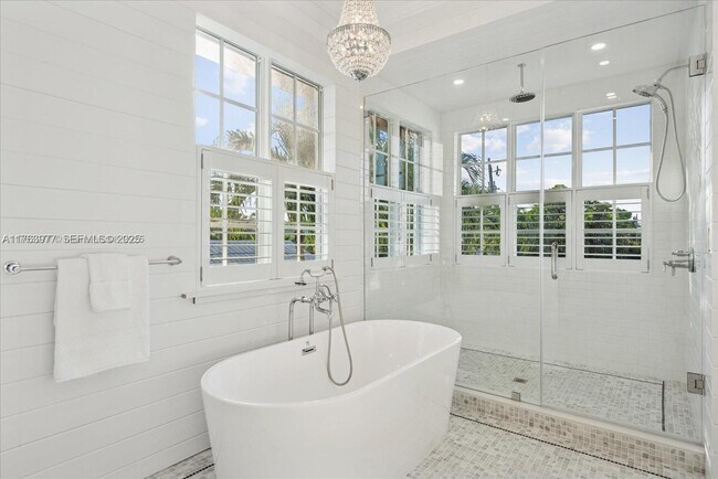 Building Photo - 350 Woodcrest Rd