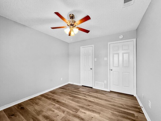 Building Photo - 700 Dartbrook Dr