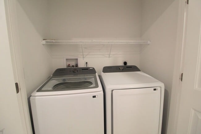 Building Photo - 3 Bedroom 2.5 Townhome Available Now!