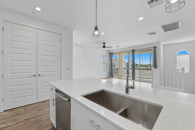 Building Photo - Like Brand New Luxurious Modern 3 Bedroom 2 Bath Townhome in Warner Meadow – Rare Rental Opportun...
