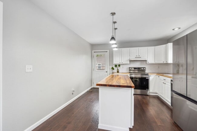 Building Photo - Stylish living in this modern 3 bed 2 bath...