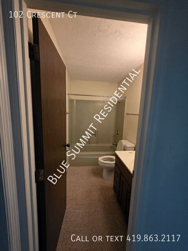 Building Photo - 102 Crescent Ct