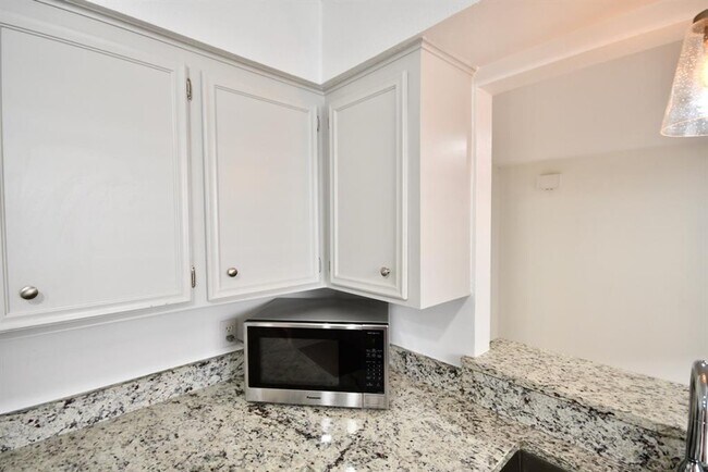 Building Photo - 4404 Basswood Ln