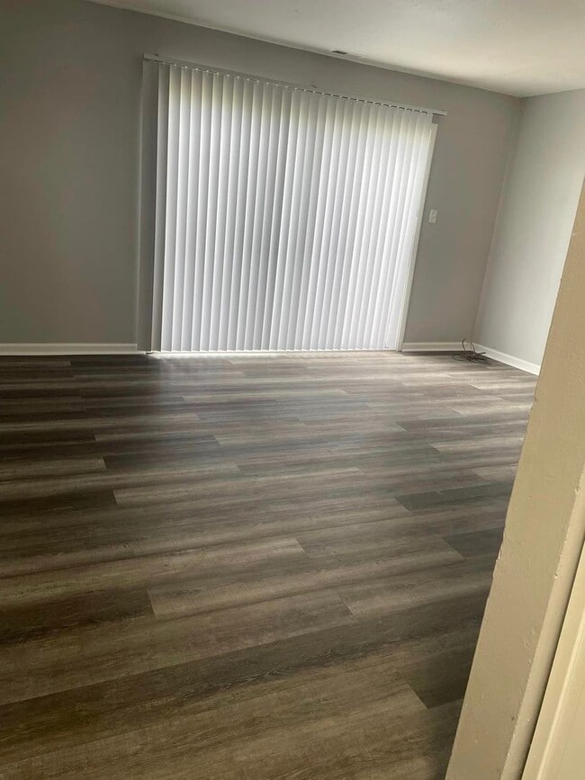 Building Photo - Remington On Rockville Living