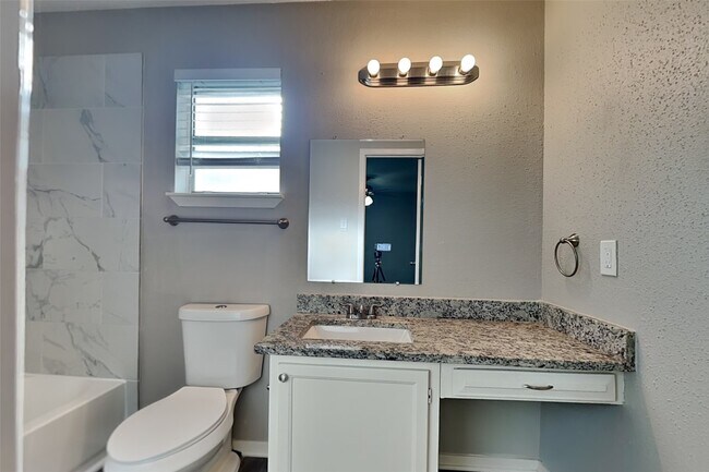 Building Photo - 18538 Spinney Ln