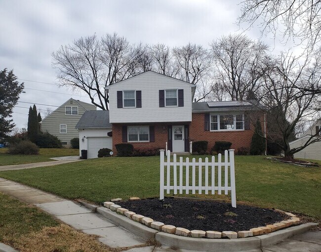 Building Photo - 210 Highmeadow Rd