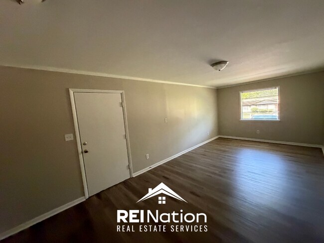 Building Photo - 3BR/2BA Center Point Rental with Hardwood Floors Throughout & Fenced Backyard
