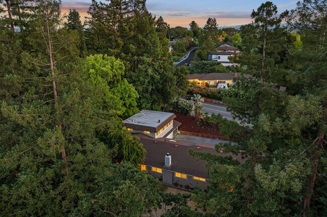 Building Photo - Spacious Menlo Park Retreat with 6 Bedroom...