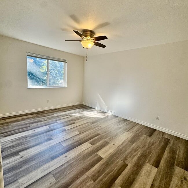 Building Photo - Cute 4 bed 2 bath move in ready home!