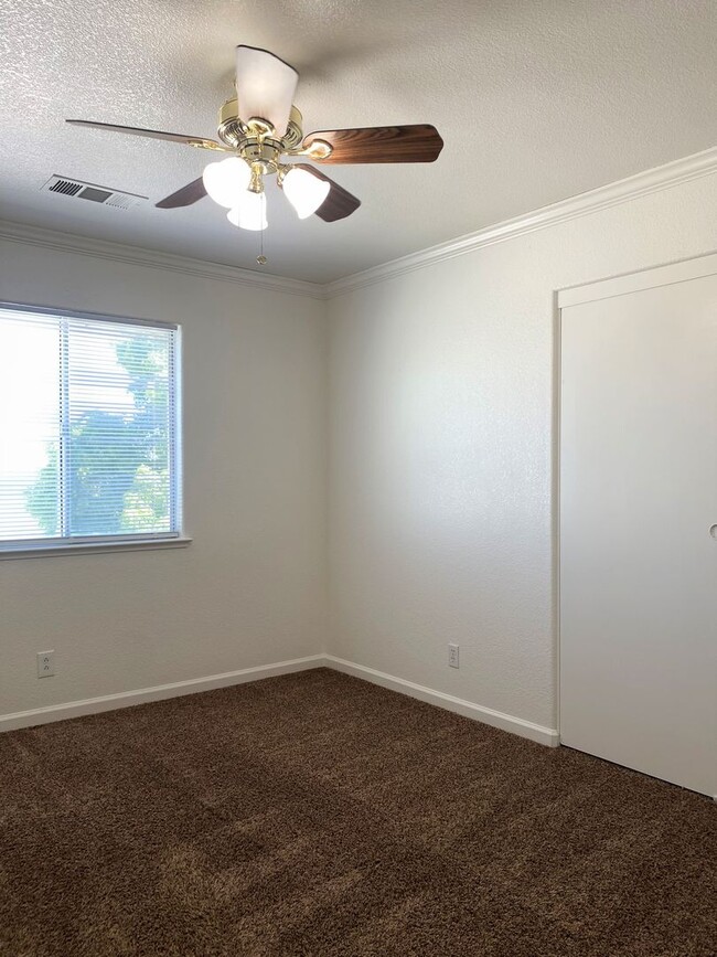 Building Photo - Move in special! Half off 1st month's rent...