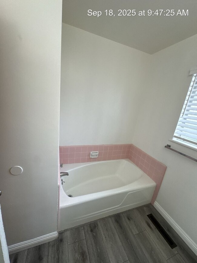 Building Photo - 4076
