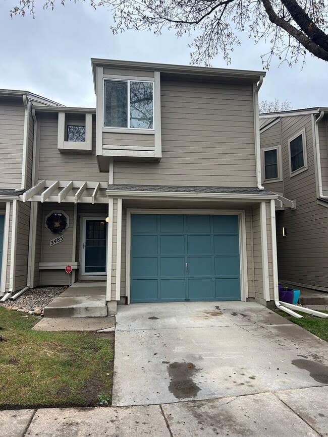 Building Photo - Charming 2 bedroom with 1 car garage