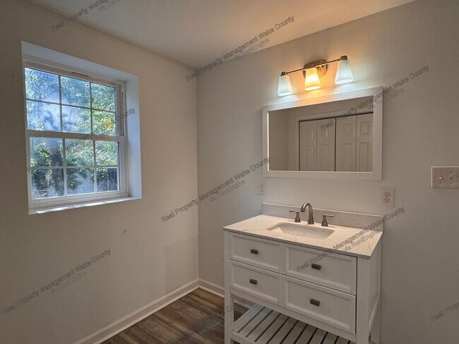 Building Photo - 612 Essington Pl