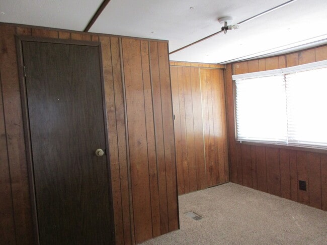 Building Photo - 2 bedroom 1.5 bath with Covered Deck and C...