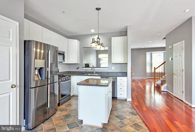 Building Photo - 9902 Woodview Dr