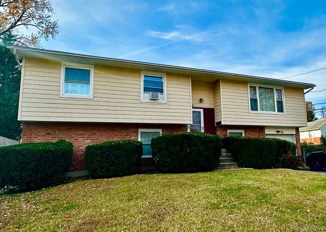 Primary Photo - 2 Alex Ln