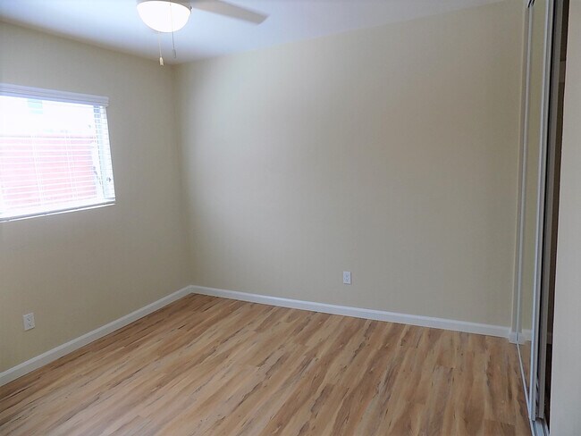 Building Photo - m497 - Mateer