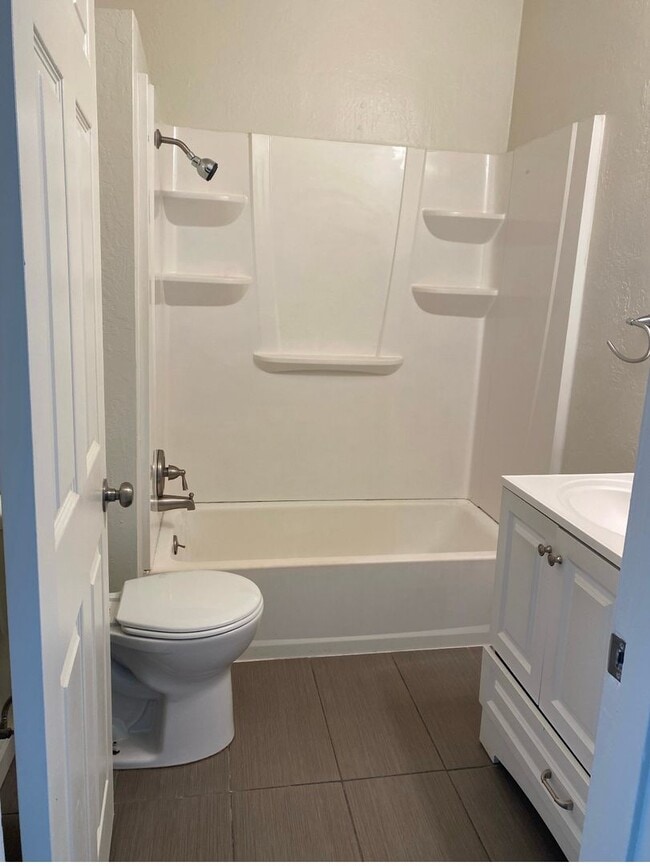 Building Photo - Charming & Cheery 3-Bedroom Duplex in Old ...