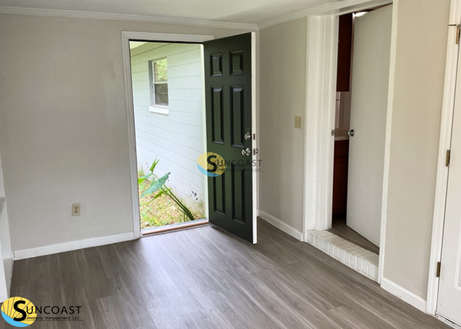 Building Photo - Spacious Home Full of Natural Light!