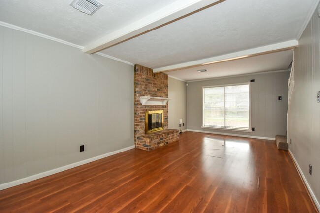 Building Photo - LARGE RECENTLY REMODELED 4 BEDROOM 2.5 BAT...