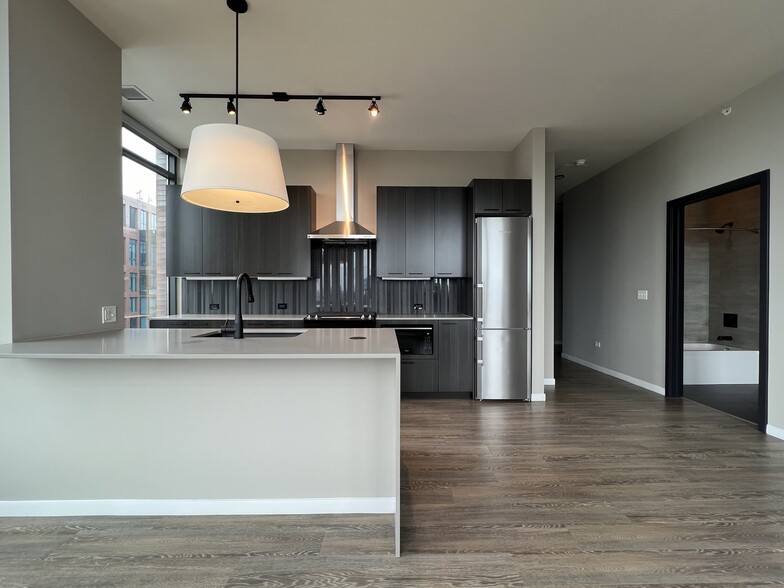 Building Photo - 932 W Washington Blvd