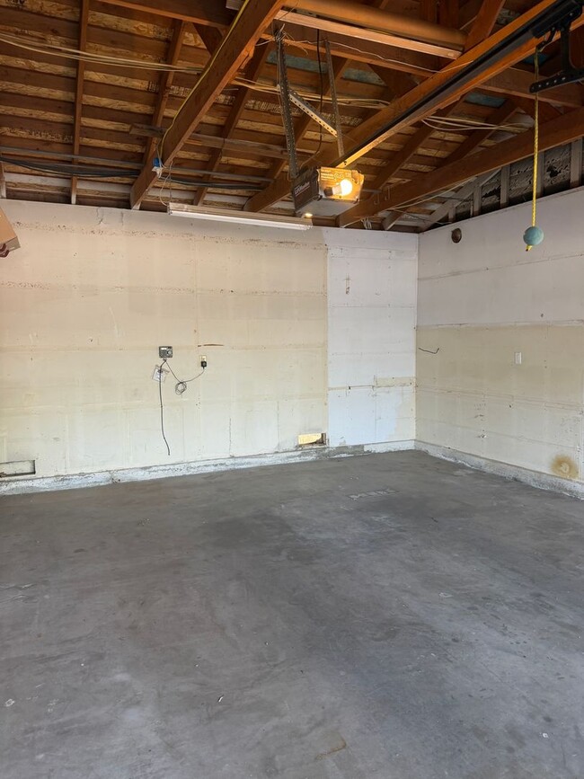 Building Photo - 3 Bedroom 2 bath with Rv Parking