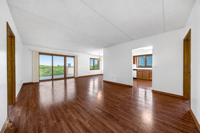 Building Photo - 5555 N Cumberland Ave