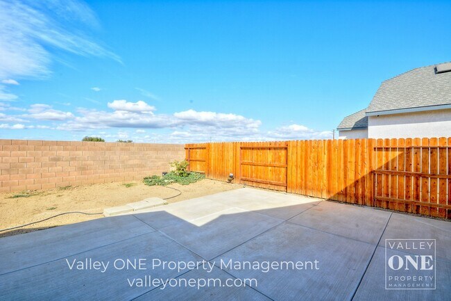 Building Photo - 4 bedroom, 2 bath, pet-friendly NEWER HOME with Solar
