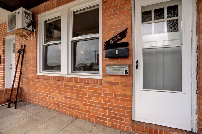 Building Photo - 434 Folcroft St