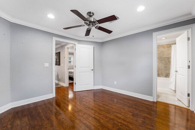 Building Photo - Hourglass District ~ Gorgeous 3/2.5 home w...
