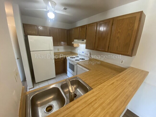 Building Photo - 100 Chesterfield Ln